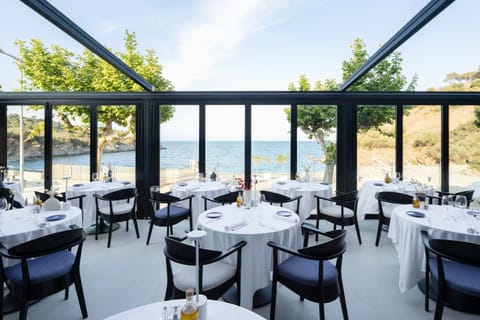 2 restaurants; breakfast, lunch, and dinner served