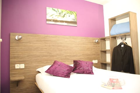 Simple Room | Individually furnished, desk, soundproofing, iron/ironing board