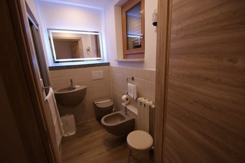 Superior Double or Twin Room, 1 Bedroom, Non Smoking | Bathroom | Shower, rainfall showerhead, hair dryer, bidet