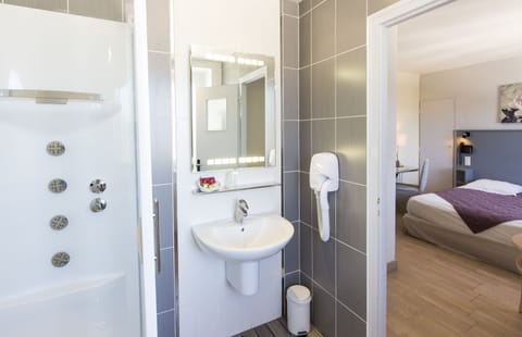 Premium bedding, in-room safe, desk, free WiFi