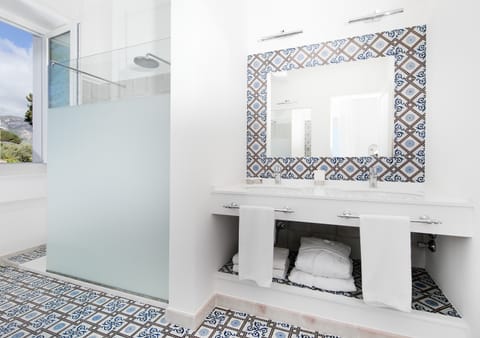 Junior Room, Sea View | Bathroom | Eco-friendly toiletries, hair dryer, slippers, bidet