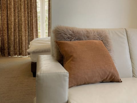 Deluxe Triple Room | Hypo-allergenic bedding, in-room safe, desk, blackout drapes