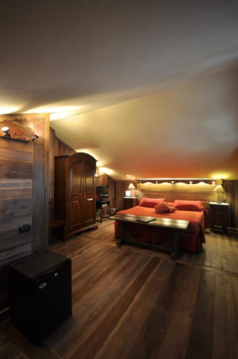 Minibar, in-room safe, desk, blackout drapes