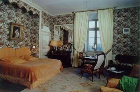 Premium bedding, cribs (surcharge), WiFi (free), bed sheets