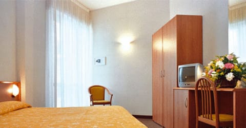 Superior Single Room | Minibar, in-room safe, desk, laptop workspace
