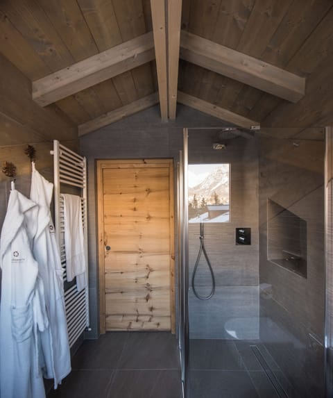 Deluxe Suite, Mountain View | Bathroom | Combined shower/tub, free toiletries, hair dryer, bidet