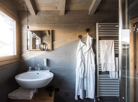 Deluxe Suite, Mountain View | Bathroom | Combined shower/tub, free toiletries, hair dryer, bidet