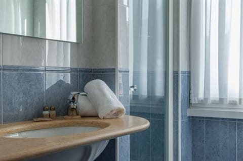 Shower, hair dryer, slippers, bidet