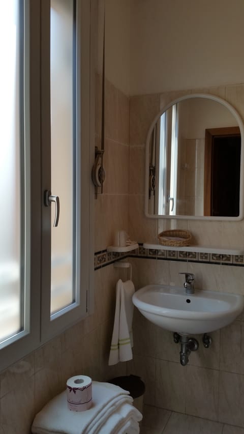 Double or Twin Room | Bathroom | Shower, free toiletries, hair dryer, bidet