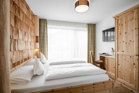 Comfort Room | Premium bedding, down comforters, in-room safe, individually decorated