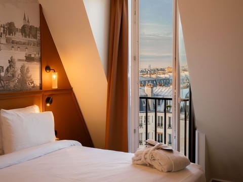 Privilege, Room, 1 Double Bed | In-room safe, desk, blackout drapes, soundproofing