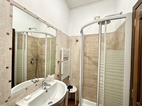 Deluxe Room | Bathroom | Shower, rainfall showerhead, hair dryer, bidet