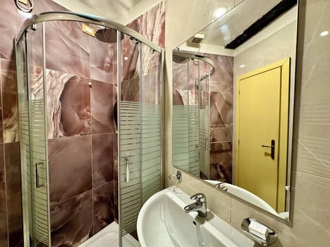 Double Room Ground Floor | Bathroom | Shower, rainfall showerhead, hair dryer, bidet