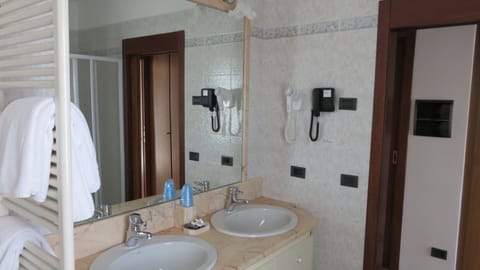 Family Room | Bathroom | Shower, free toiletries, hair dryer, bidet