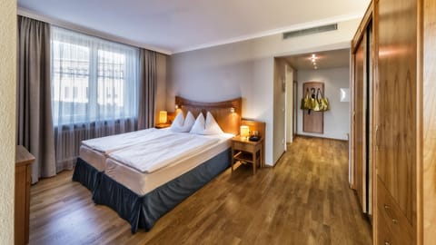 Suite, Non Smoking | Hypo-allergenic bedding, minibar, in-room safe, desk