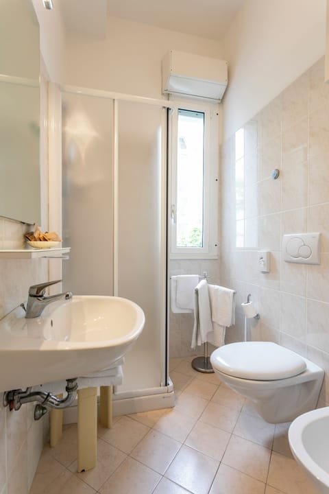 Family Apartment | Bathroom | Shower, free toiletries, hair dryer, towels