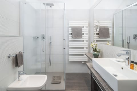 Superior Double Room (Bavariette) | Bathroom | Free toiletries, hair dryer, bathrobes, slippers