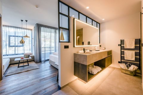 Oldtimer Suite | Bathroom | Hair dryer, bathrobes, slippers, bidet