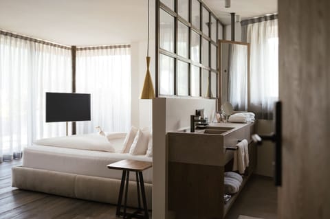 Penthouse Suite | Hypo-allergenic bedding, Select Comfort beds, minibar, in-room safe