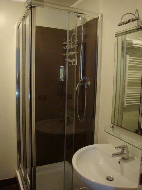 Triple Room | Bathroom | Rainfall showerhead, free toiletries, hair dryer, slippers