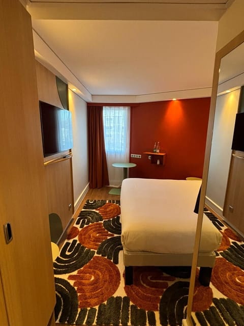 Premium bedding, in-room safe, desk, blackout drapes