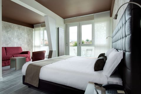 Family Room, 1 Queen Bed | Egyptian cotton sheets, minibar, in-room safe, desk