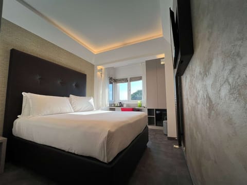Business Room, 1 Queen Bed, Non Smoking | Egyptian cotton sheets, minibar, in-room safe, desk