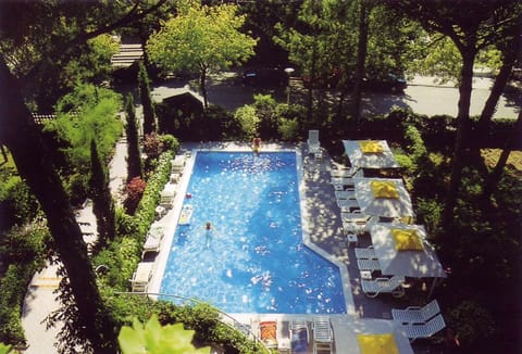 Seasonal outdoor pool, pool umbrellas, sun loungers