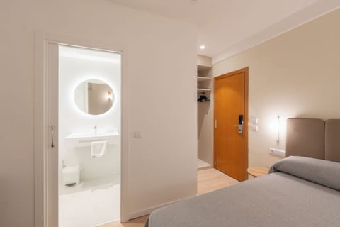 Single Room | Minibar, in-room safe, desk, blackout drapes