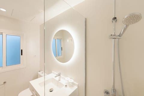 Single Room | Bathroom | Free toiletries, towels, soap, shampoo