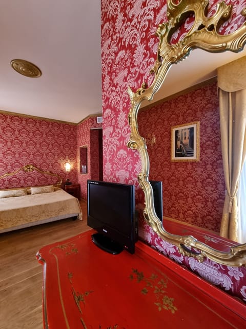 Junior Suite with Balcony and Canal View | Minibar, in-room safe, desk, free WiFi