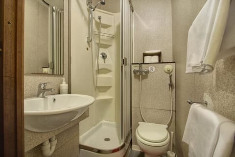 Double or Twin Room, Ensuite | Desk, blackout drapes, free WiFi, bed sheets