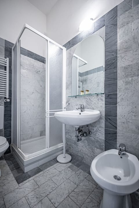Double Room | Bathroom | Shower, free toiletries, hair dryer, bidet