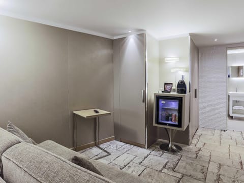 Suite, 1 Double Bed with Sofa bed | Premium bedding, in-room safe, desk, laptop workspace