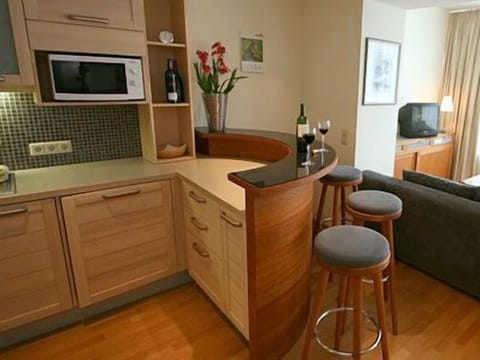 Standard Apartment (Typ A) | Private kitchen | Full-size fridge, microwave, stovetop, dishwasher
