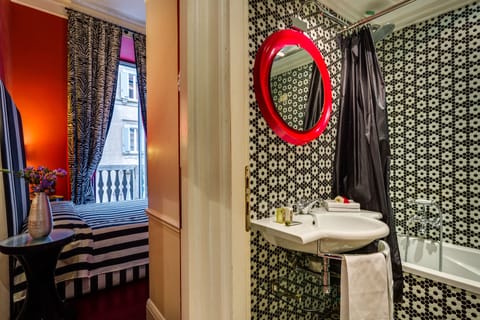 Superior Double Room (Street View) | Bathroom | Shower, free toiletries, hair dryer, towels