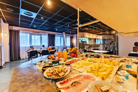 Daily continental breakfast (EUR 15.5 per person)