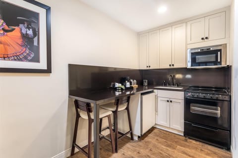 Standard Room, 1 King Bed, Non Smoking, Kitchenette (Shower Only) | Blackout drapes, iron/ironing board, cribs/infant beds, free WiFi