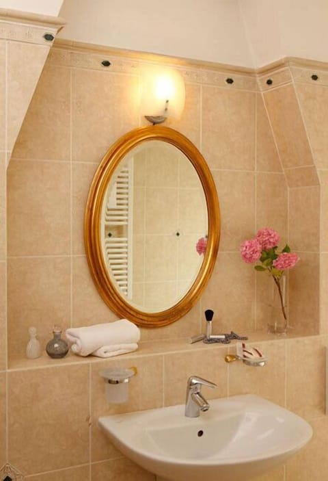 Superior Double or Twin Room | Bathroom | Free toiletries, hair dryer, bidet, towels