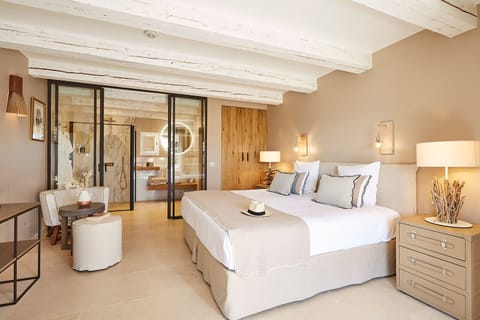 Double Room (elegance) | Minibar, in-room safe, individually decorated, soundproofing