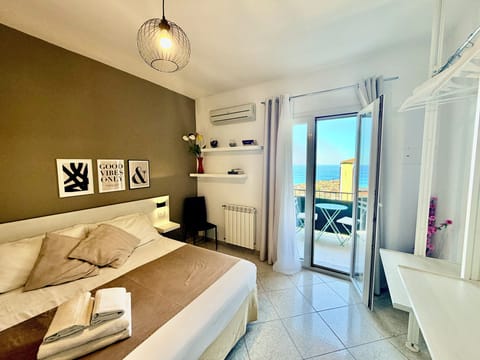 Double Room (with private external bathroom) | Desk, soundproofing, WiFi (free)