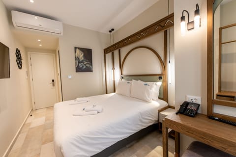 Single Interior | In-room safe, desk, soundproofing, iron/ironing board