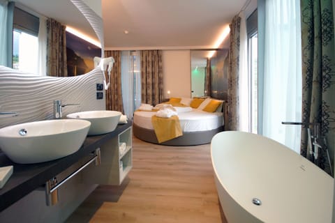 Junior Suite (Romantic) | Deep soaking bathtub