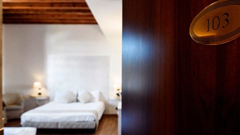 Junior Studio Suite | Minibar, desk, laptop workspace, blackout drapes