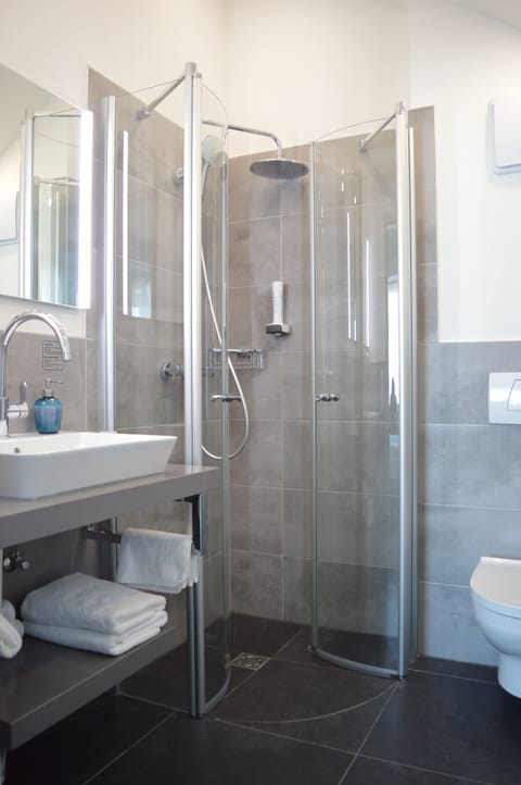 Superior Double Room | Bathroom | Hair dryer, towels, soap, shampoo