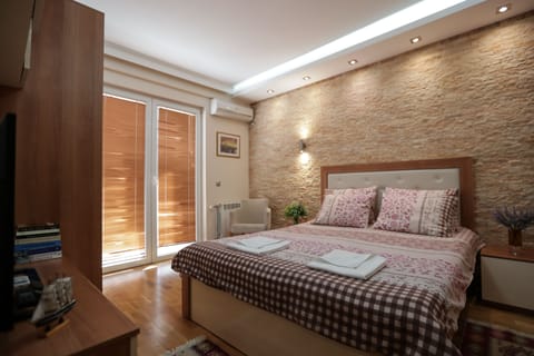 Apartment (4 adults) | Minibar, desk, soundproofing, iron/ironing board