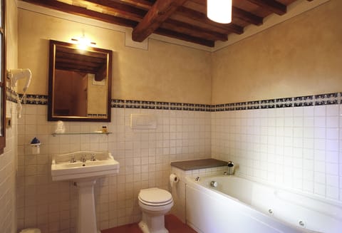 Family Quadruple Room | Bathroom | Shower, free toiletries, hair dryer, bidet