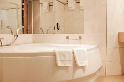 Royal Double Room | Bathroom | Free toiletries, hair dryer, towels