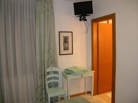 Desk, laptop workspace, soundproofing, WiFi (free)