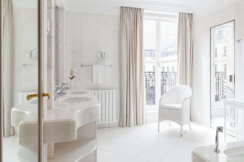 Suite Présidentielle | Bathroom | Separate tub and shower, rainfall showerhead, designer toiletries